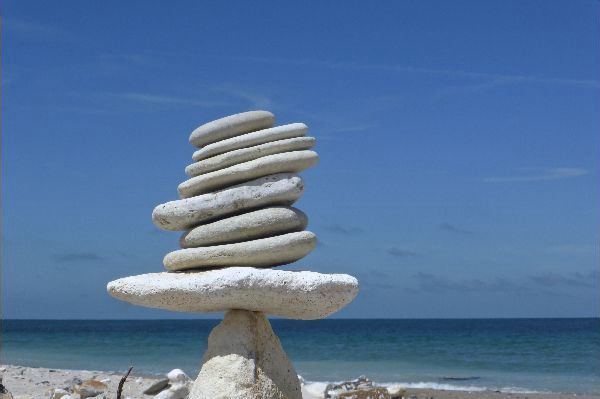 gestapelte Steine auf der Düne von Helgoland